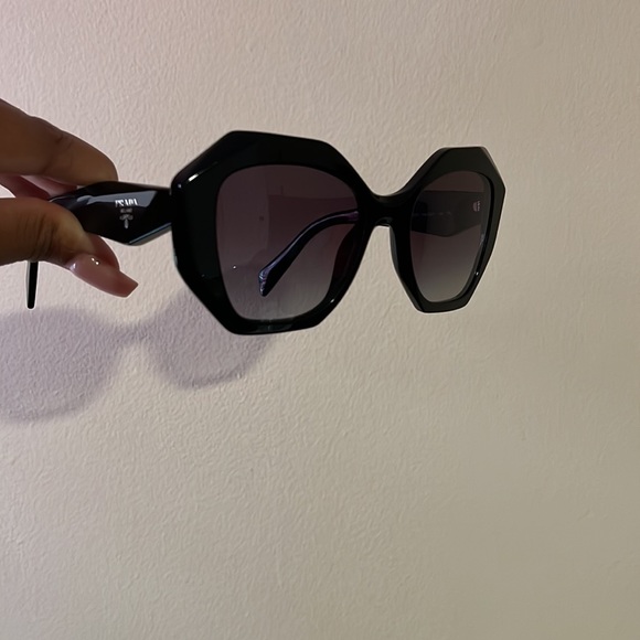 Prada (Sunglasses) - Picture 2 of 2